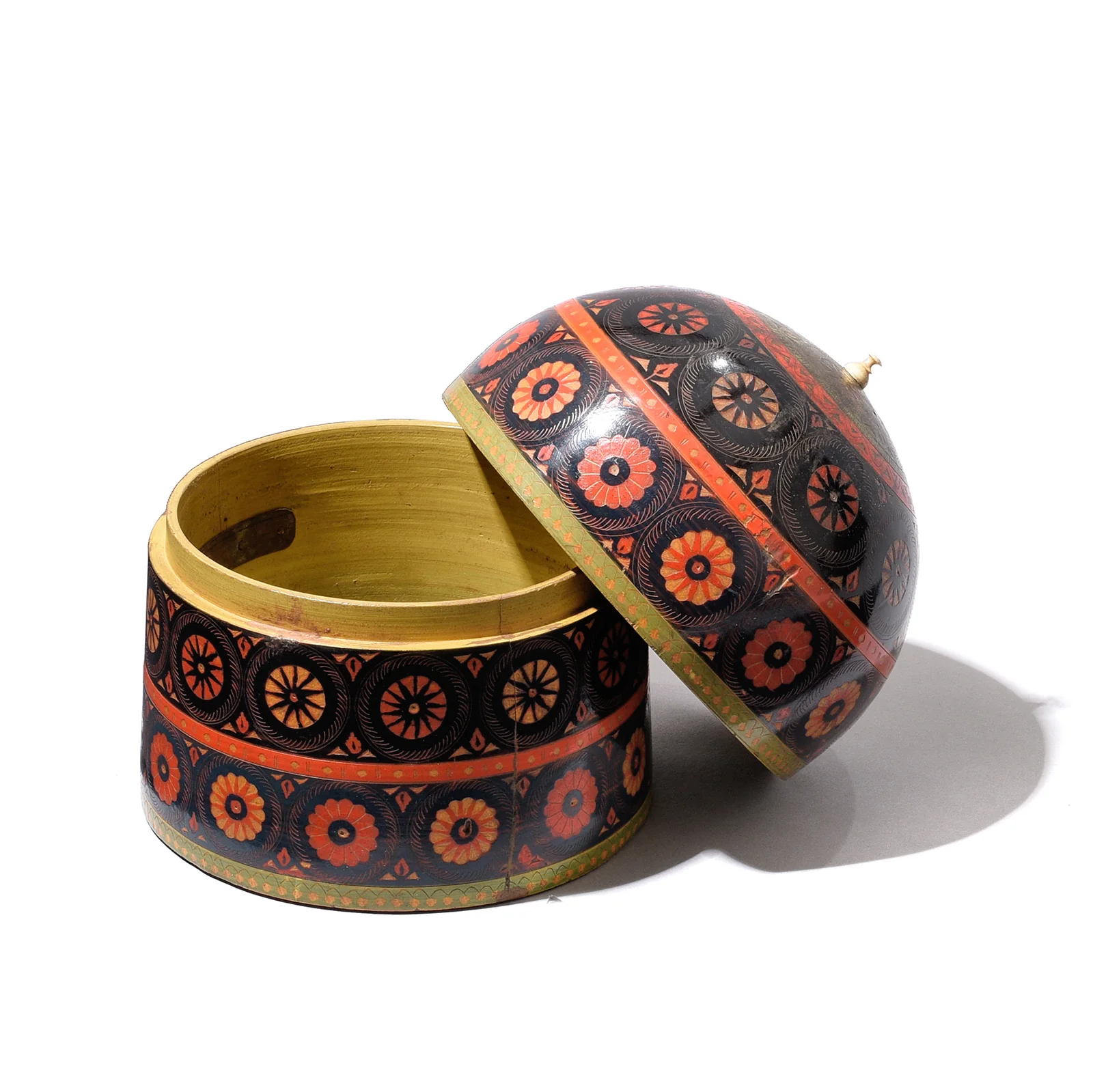 Large Scratchwork Lacquer Pot From Chiniot, Punjab - Late 19th Century - Image 2