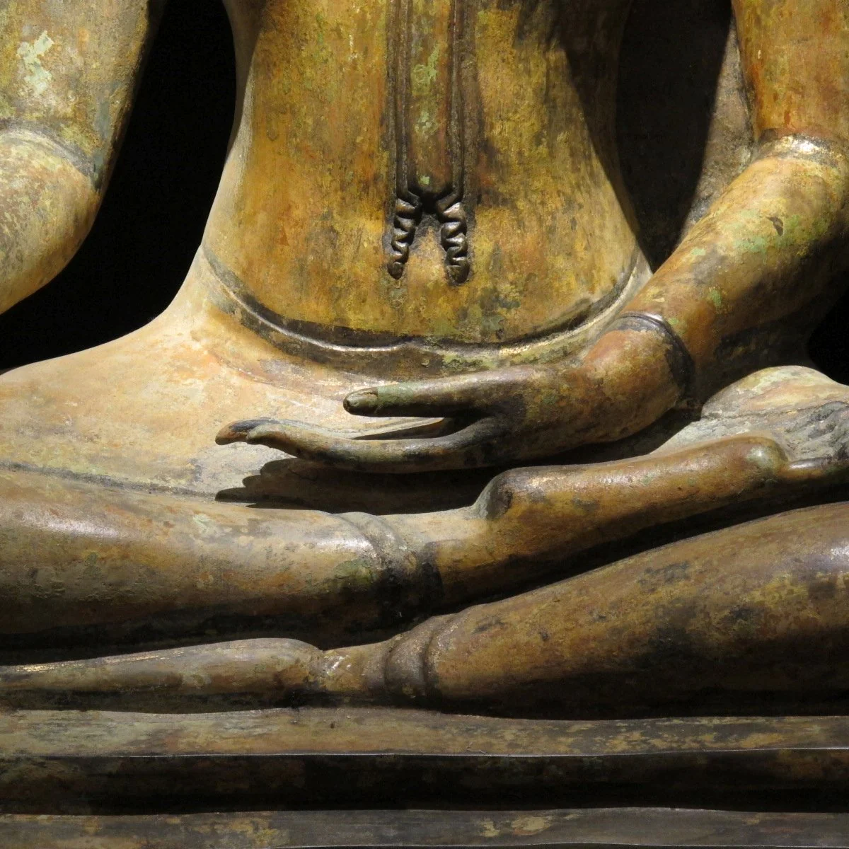 Bronze Thai Buddha in Bhumiparsha Mudra Pose - Image 2